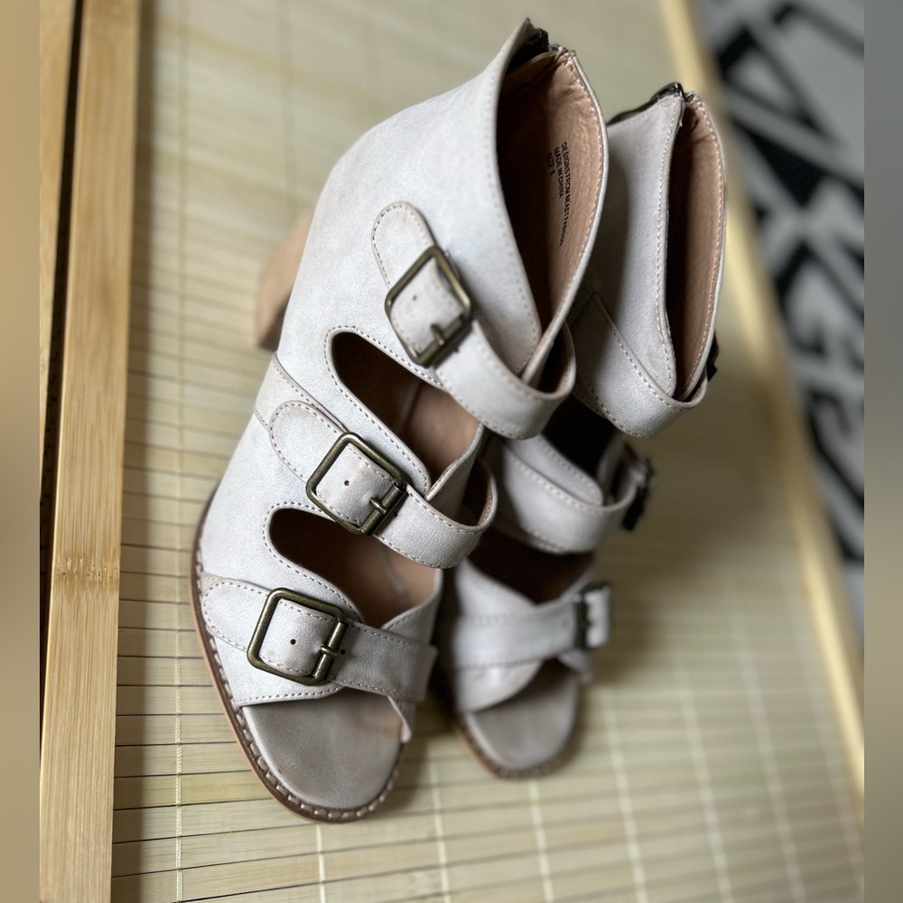 Beast fashion heel with 3 buckle detail 
Like new condition 
Size:8